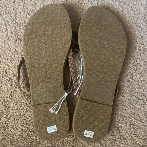 American Eagle Flip Flops - Picture 2 of 4